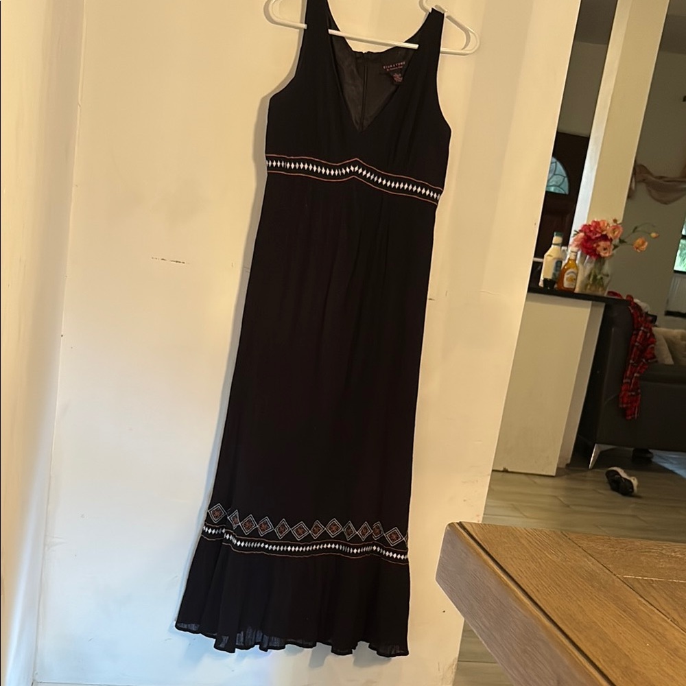 Signature Studio Black and White Sleeveless V-Neck Sundress